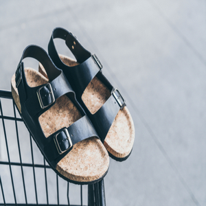 La nouvelle tendance des « dad sandals » pour l'été 