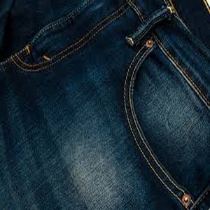 Le jean, l’incontournable « must have » de la mode se pare de plastique 